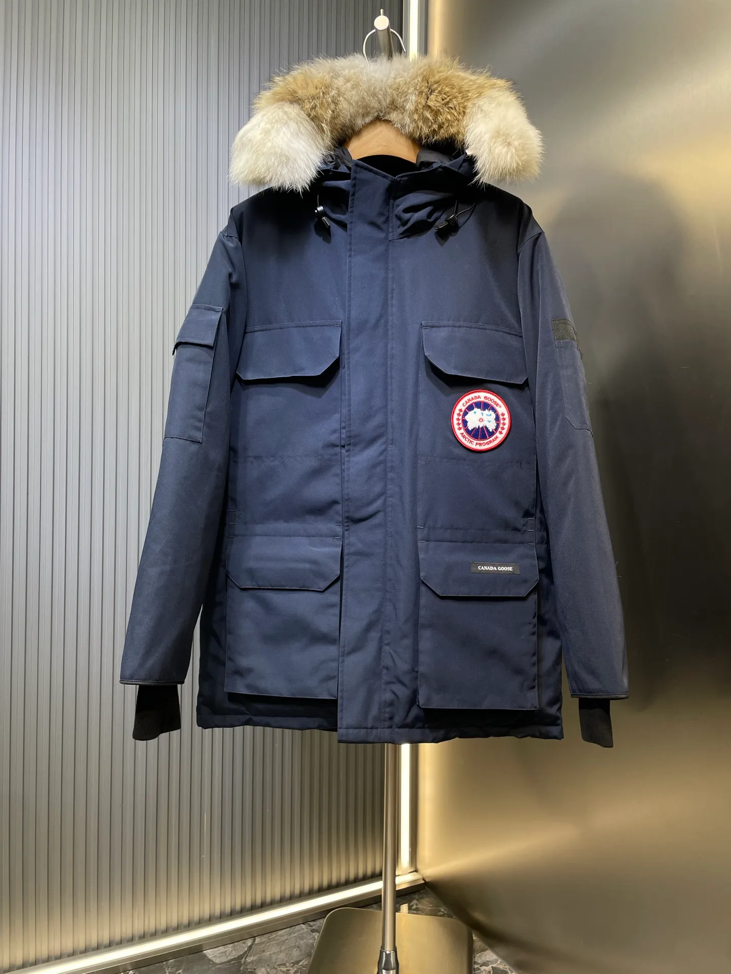 P910 special version 🌟 🇨🇦CANADA GOOES 24 new models 08 models/couple models Factory direct supply: supplying global purchasing agents, micro-business, entities, Tmall, high-end stalls and studio cooperation, free shipping! Canada Goose Expedition Parka 2008 is the same style for men and women. It is mid-length and the most timeless classic. All Arctic and Antarctic scientific expedition teams choose Canada Goose as their cold-proof equipment. It is the Rolls-Royce of down jackets. ➖ Industry-leading anti-counterfeiting chip sensing. ➖ Imported Behringer embroidery machines and customized embroidery labels, the highest level and industry leading. ➖ Imported Korean 21-count polyester-cotton blended original fabric, TC85 waterproof coated fabric, water-repellent, windproof and wear-resistant. ➖ The new national standard 80 white duck down is filled with an average of 520 grams of down. The amount of down filled is industry-leading. ➖ 100% nylon lining with double double-layer sealing design to prevent velvet running, and seamless thread design on the cuffs! ➖ Western Canadian Green Wolf Collar. ➖ Yoshida YKK provides original factory-customized electroplated sliders. YKK two-way lockable zippers are tight and smooth and do not peel off paint. ➖ 3M composite Velcro is durable and the accessories and hardware are all custom-made. Note: Our copywriting is only simple and clear. Instead of bragging about the copywriting, it is better to compare and understand with samples. Only for the purest goose, the most dedicated, the most professional, the highest quality, the highest cost performance!  Size:XS-XXL